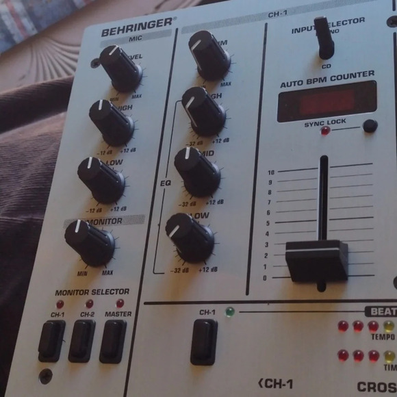 Behringer DJX400 Mixer - Picture 4 of 6